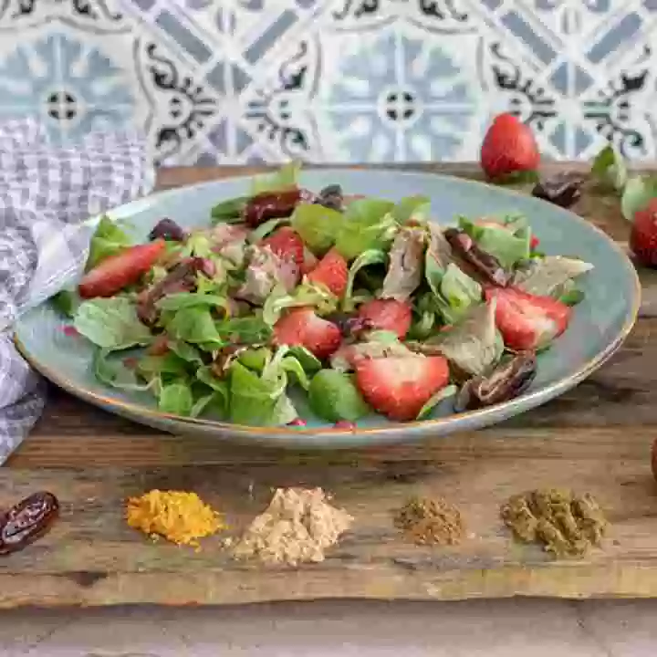 Ensalada de cordero con fresas y vinagreta de frutos rojos